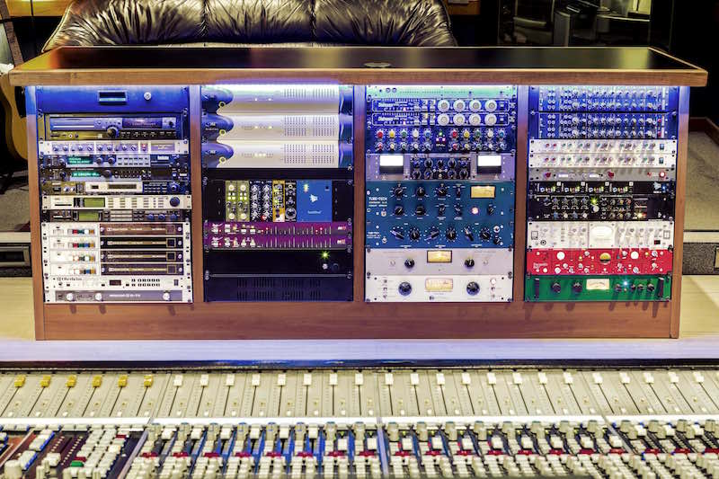 Il rack con l'outboard dello studio 1 di Massive Arts