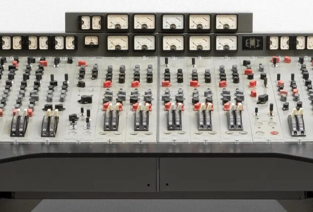 emi tg12345 mk i mixing console asta bonhams knightsbridge 1.9 millioni di sterline abbery road studios the beatles abbey road album news audiofader,com